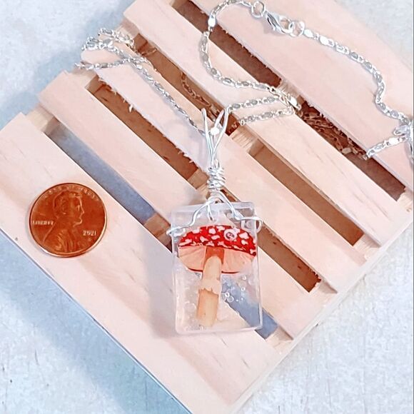 HAND CRAFTED RESIN PENDANT WITH FAIRY MUSHROOM INSIDE ON SILVER PLATED CHAIN 26" - Picture 6 of 8